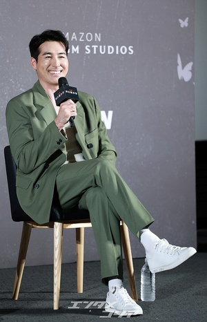 【フォト】ショーン・リチャード、グリーンのスーツ姿で穏やかにポーズ