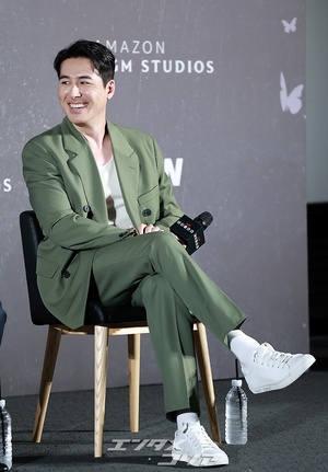 【フォト】ショーン・リチャード、グリーンのスーツ姿で穏やかにポーズ