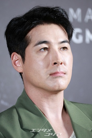 【フォト】ショーン・リチャード、グリーンのスーツ姿で穏やかにポーズ