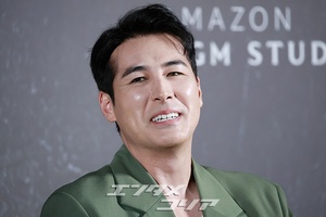 【フォト】ショーン・リチャード、グリーンのスーツ姿で穏やかにポーズ