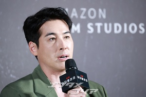 【フォト】ショーン・リチャード、グリーンのスーツ姿で穏やかにポーズ