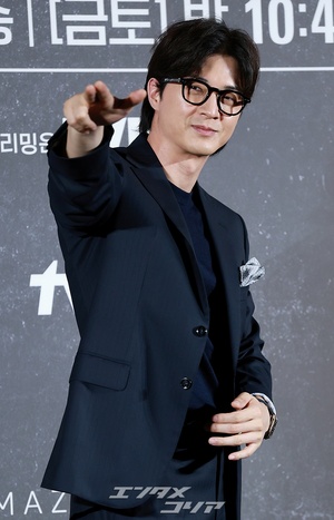 【フォト】眼鏡姿がステキなキム・ジフン、ハリウッドデビュー