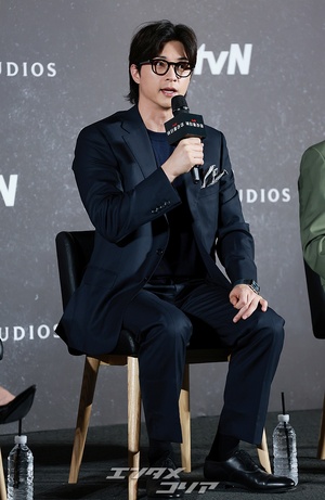 【フォト】眼鏡姿がステキなキム・ジフン、ハリウッドデビュー