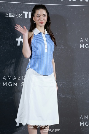 【フォト】魅力的なビジュアルのレイナ・ハーデスティ、キュートにハートのポーズ