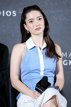 【フォト】魅力的なビジュアルのレイナ・ハーデスティ、キュートにハートのポーズ