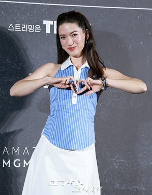 【フォト】魅力的なビジュアルのレイナ・ハーデスティ、キュートにハートのポーズ