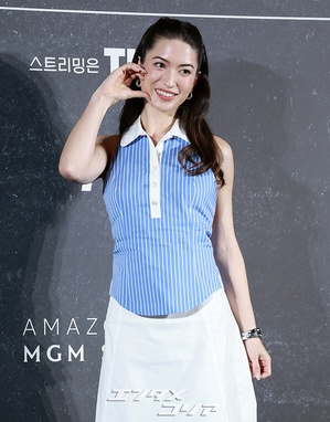 【フォト】魅力的なビジュアルのレイナ・ハーデスティ、キュートにハートのポーズ