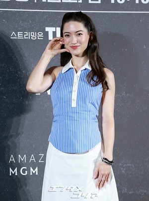 【フォト】魅力的なビジュアルのレイナ・ハーデスティ、キュートにハートのポーズ