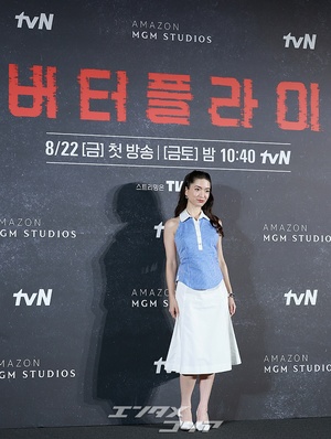 【フォト】魅力的なビジュアルのレイナ・ハーデスティ、キュートにハートのポーズ