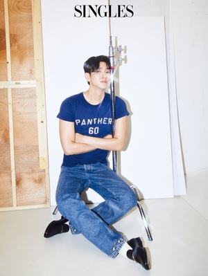 【フォト】長身のナム・ユンス、グラビアで感性的なオーラ放つ