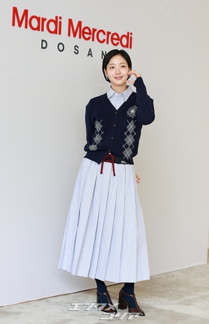 【フォト】キム・ゴウン、アーガイル柄のカーディガンが秋らしい雰囲気