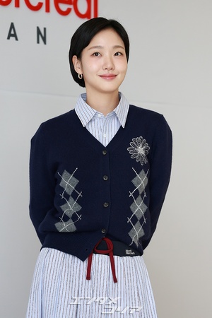 【フォト】キム・ゴウン、アーガイル柄のカーディガンが秋らしい雰囲気