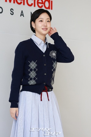【フォト】キム・ゴウン、アーガイル柄のカーディガンが秋らしい雰囲気