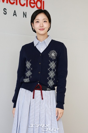 【フォト】キム・ゴウン、アーガイル柄のカーディガンが秋らしい雰囲気