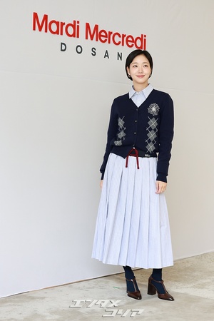 【フォト】キム・ゴウン、アーガイル柄のカーディガンが秋らしい雰囲気