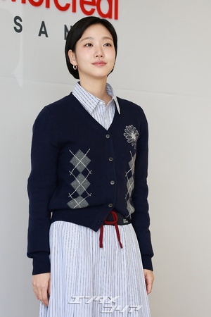 【フォト】キム・ゴウン、アーガイル柄のカーディガンが秋らしい雰囲気