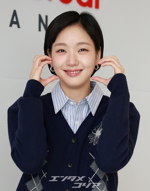 【フォト】キム・ゴウン、アーガイル柄のカーディガンが秋らしい雰囲気