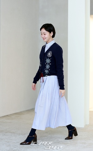 【フォト】キム・ゴウン、アーガイル柄のカーディガンが秋らしい雰囲気