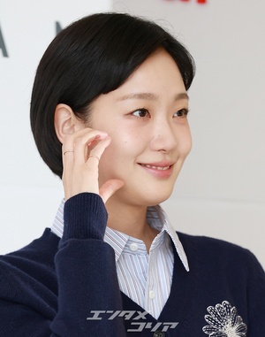 【フォト】キム・ゴウン、アーガイル柄のカーディガンが秋らしい雰囲気