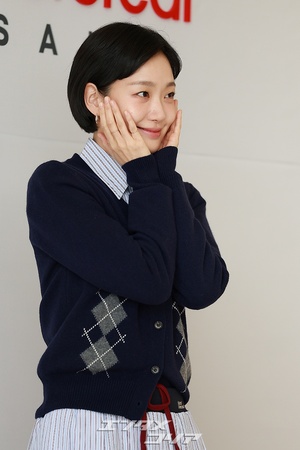【フォト】キム・ゴウン、アーガイル柄のカーディガンが秋らしい雰囲気