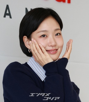 【フォト】キム・ゴウン、アーガイル柄のカーディガンが秋らしい雰囲気