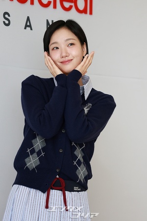 【フォト】キム・ゴウン、アーガイル柄のカーディガンが秋らしい雰囲気