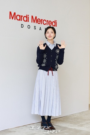 【フォト】キム・ゴウン、アーガイル柄のカーディガンが秋らしい雰囲気