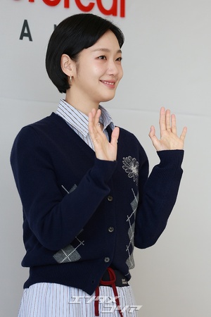 【フォト】キム・ゴウン、アーガイル柄のカーディガンが秋らしい雰囲気