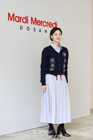 【フォト】キム・ゴウン、アーガイル柄のカーディガンが秋らしい雰囲気