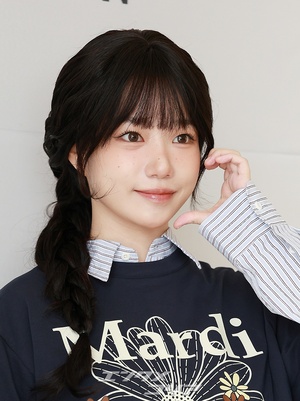 【フォト】重ね着したチョ・ユリ、人形のようなビジュアル