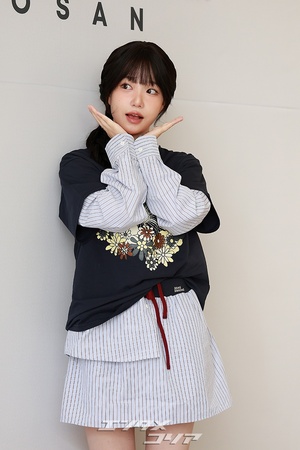 【フォト】重ね着したチョ・ユリ、人形のようなビジュアル