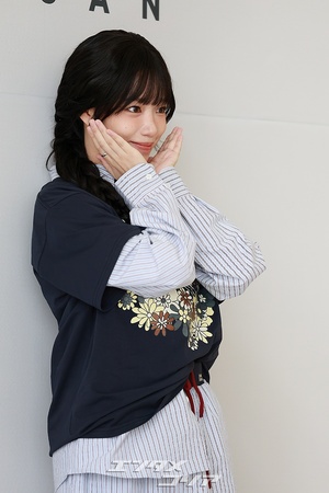 【フォト】重ね着したチョ・ユリ、人形のようなビジュアル