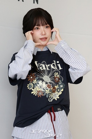 【フォト】重ね着したチョ・ユリ、人形のようなビジュアル