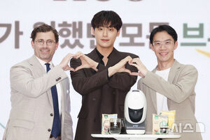 【フォト】イ・ドヒョン「コーヒー1杯いかがですか？」