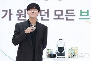 【フォト】イ・ドヒョン「コーヒー1杯いかがですか？」