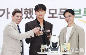 【フォト】イ・ドヒョン「コーヒー1杯いかがですか？」