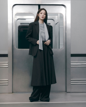 【フォト】イ・ソンギョン、都心をランウェイにしてしまうビジュアル…都会的な「秋の女神」