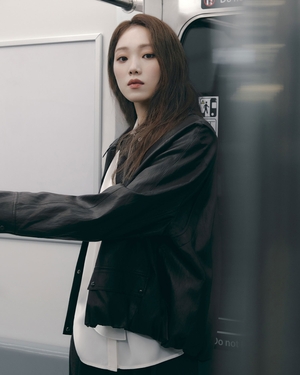 【フォト】イ・ソンギョン、都心をランウェイにしてしまうビジュアル…都会的な「秋の女神」