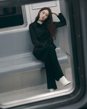 【フォト】イ・ソンギョン、都心をランウェイにしてしまうビジュアル…都会的な「秋の女神」