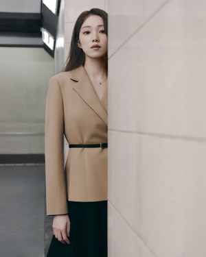 【フォト】イ・ソンギョン、都心をランウェイにしてしまうビジュアル…都会的な「秋の女神」