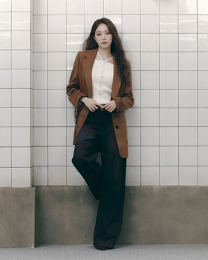 【フォト】イ・ソンギョン、都心をランウェイにしてしまうビジュアル…都会的な「秋の女神」