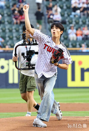 【フォト】キム・ジェウォンが始球式　／ソウル