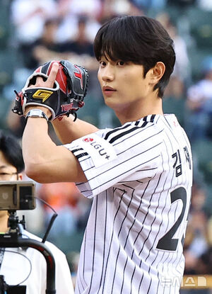 【フォト】キム・ジェウォンが始球式　／ソウル