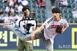 【フォト】キム・ジェウォンが始球式　／ソウル