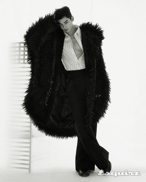 【フォト】チャウヌ、入隊前最後のグラビアで彫刻ビジュアル披露…まさに目の保養