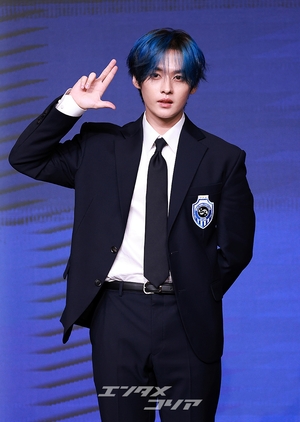 【フォト】Stray Kidsリノ、おしゃれな青い髪