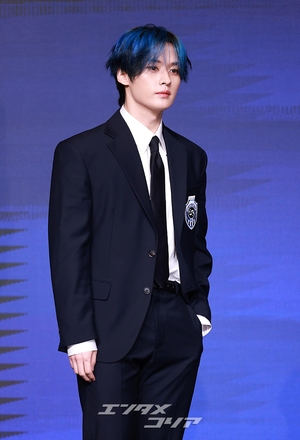 【フォト】Stray Kidsリノ、おしゃれな青い髪