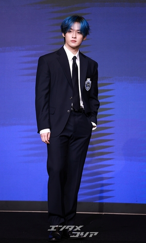 【フォト】Stray Kidsリノ、おしゃれな青い髪