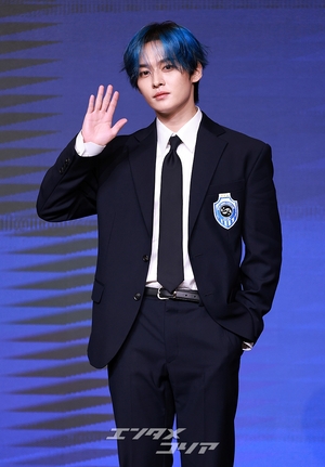 【フォト】Stray Kidsリノ、おしゃれな青い髪