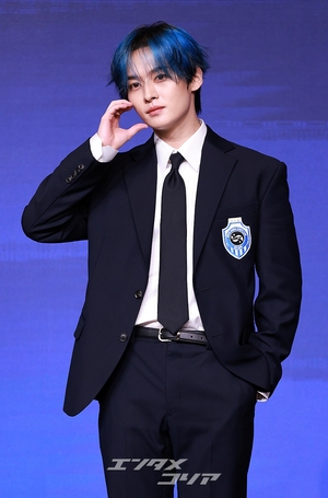 【フォト】Stray Kidsリノ、おしゃれな青い髪